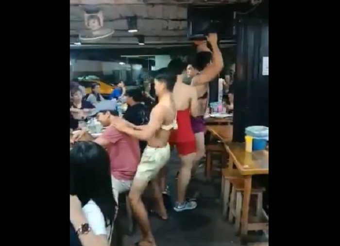 Viral di medsos, pelayan pria hanya pakai bra