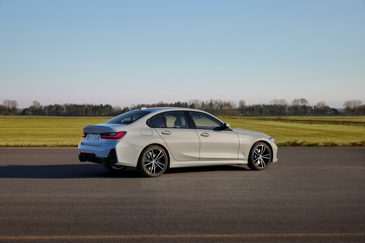 P90462511_highRes_the-new-bmw-3-series