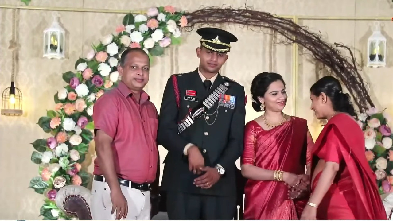 Cute Malayali bride wide open deep anvel in red saree.mp4_snapshot_00.31.713