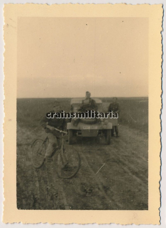 Orig. Foto Soldaten mit Volkswagen Kübelwagen Ty