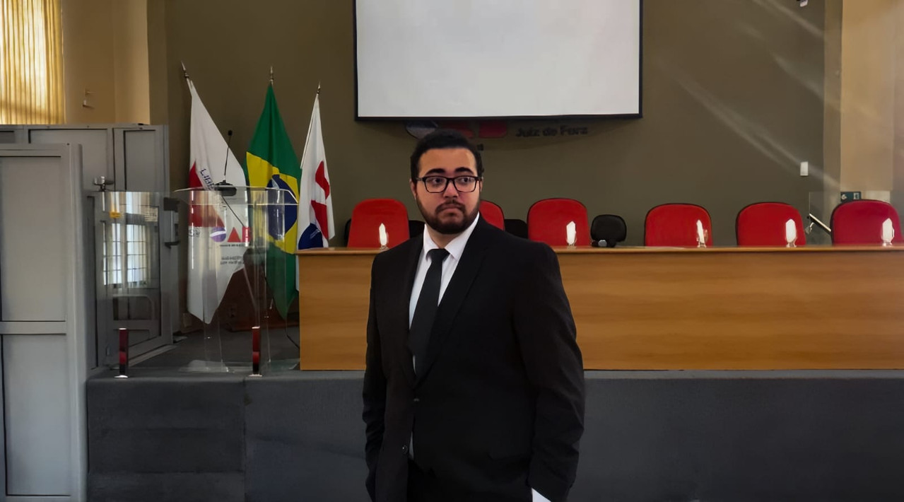 Retrato profissional do advogado especialista em direito de família.