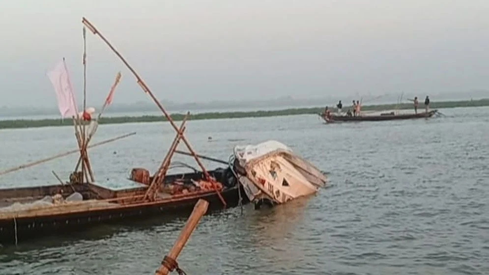 জেলেদের ধাওয়া করতে গিয়ে ডুবল নৌপুলিশের স্পিডবোট, অতপর