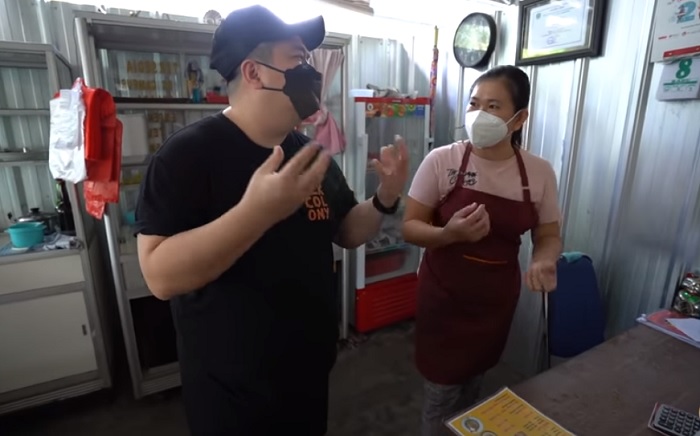 Nex Carlos saat berbincang dengan pemilik Mie Ayam Koba Bangka Laura