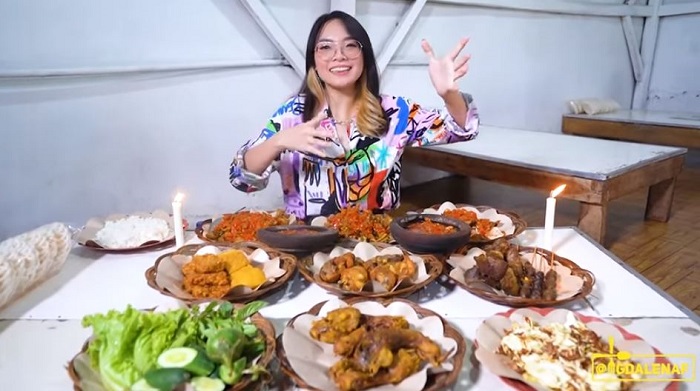 Magda saat hendak menyantap sajian kuliner di Ayam Goreng Melky, Garut.