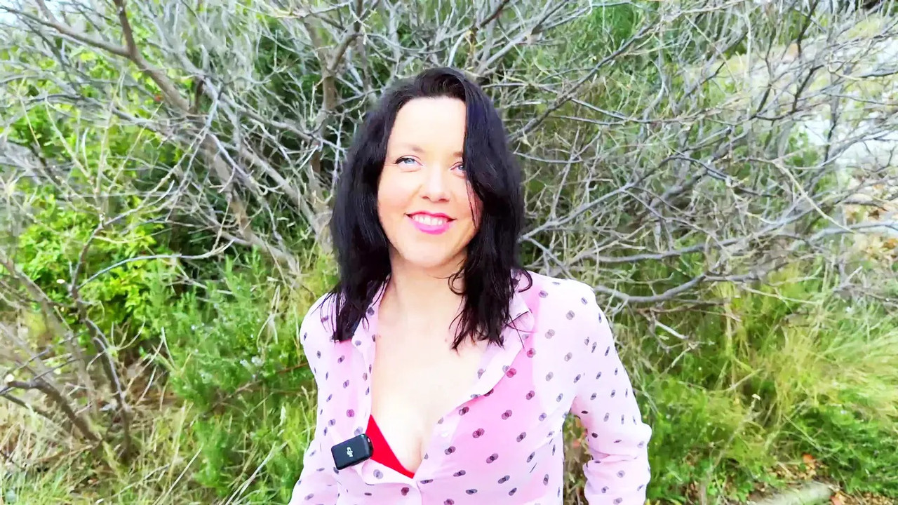 JacquieEtMichelTV 25 02 17 Lily Rose 35 years old executive secretary in Cannes!