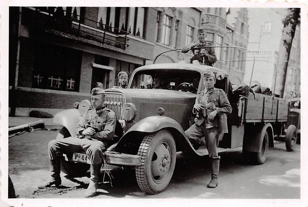 Deutsche Panzejäger mit Opel und Pak in Brügge B