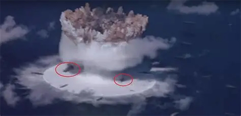 Fotograma de una película de la época, en el circulo de la detonación de Baker, se ven los círculos rojos que marque, a la izquierda el USS Saratoga y a la derecha el USS Arkansas, en esta imagen el Prinz Eugen se encuentra a la derecha arriba fuera del cuadro