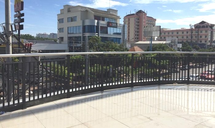 Balkon di JPO Pandanaran