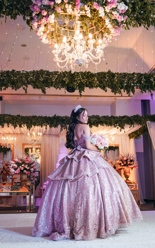 Quinceañera posando elegante sola en la pista