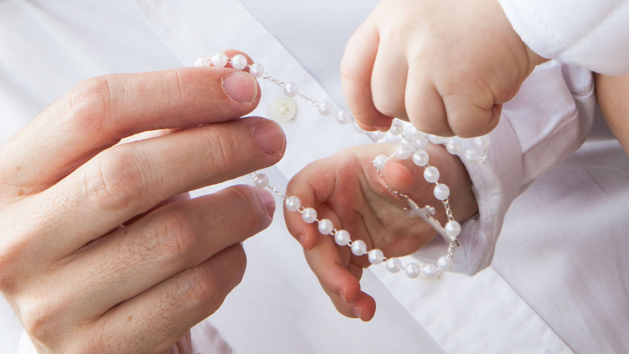Sacerdote bautizó “incorrectamente” por décadas; fieles deben volver a bautizarse