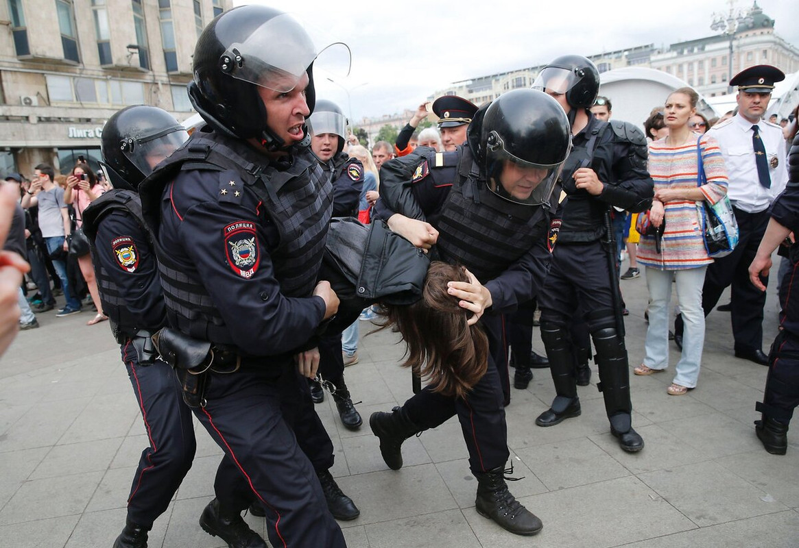 Полицейские избивают митингующих. Митинг полицейский. Полиция москвы. Митинг полицейский. Митинг полицейский.