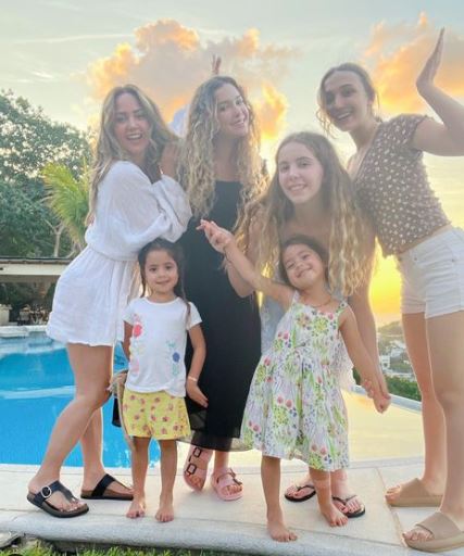 Mia y Nina Rubín disfrutaron una divertida pool party en Acapulco