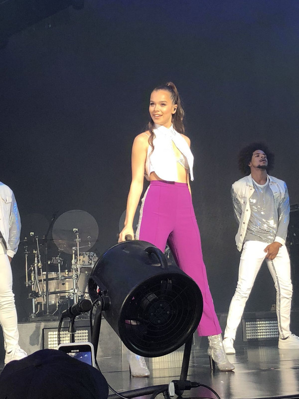 hailee-steinfeld-performs-at-blue-hills-bank-pavilion-in-boston-