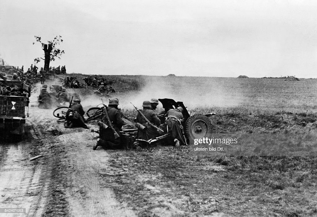 Advance to Moscow - An anti-tank gun unit (37mm) in combat ahead of Dorogobush.End of September 1941