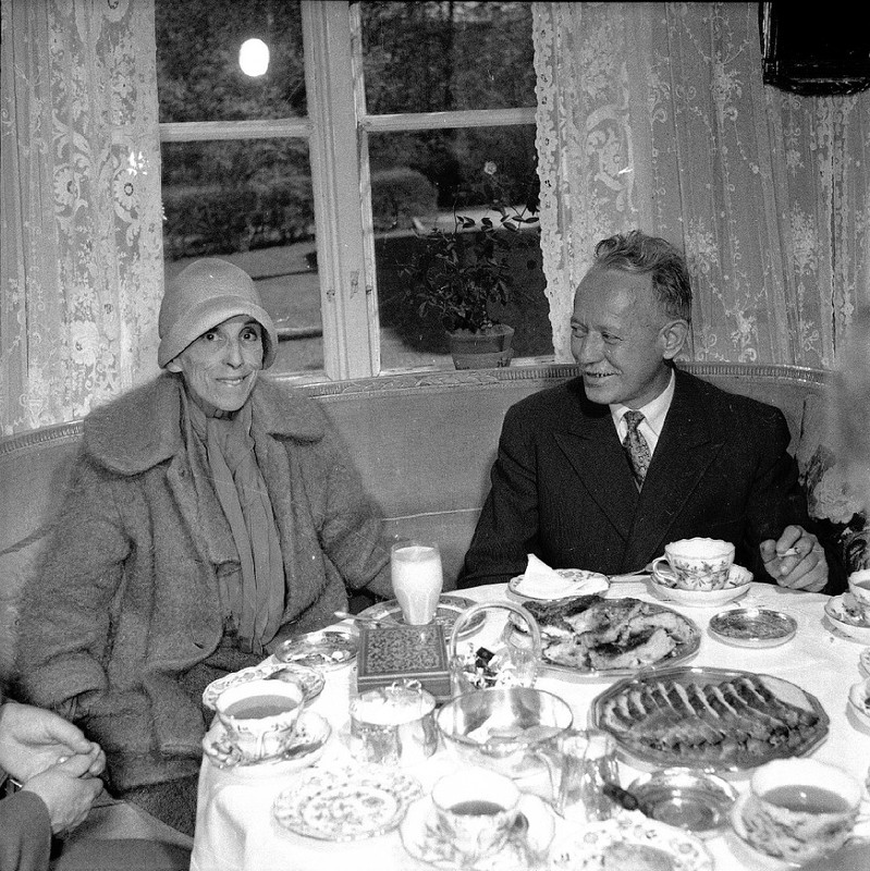 14-Karen-Blixen-Kaj-Lund-Hansenukendtr-Detkongelige-Bibliotek-Billedsamlingen
