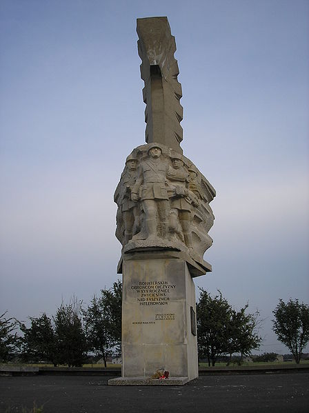 Estatua-Memorial en las cercanías de Mokra Estatua-Memorial en las cercanías de Mokra