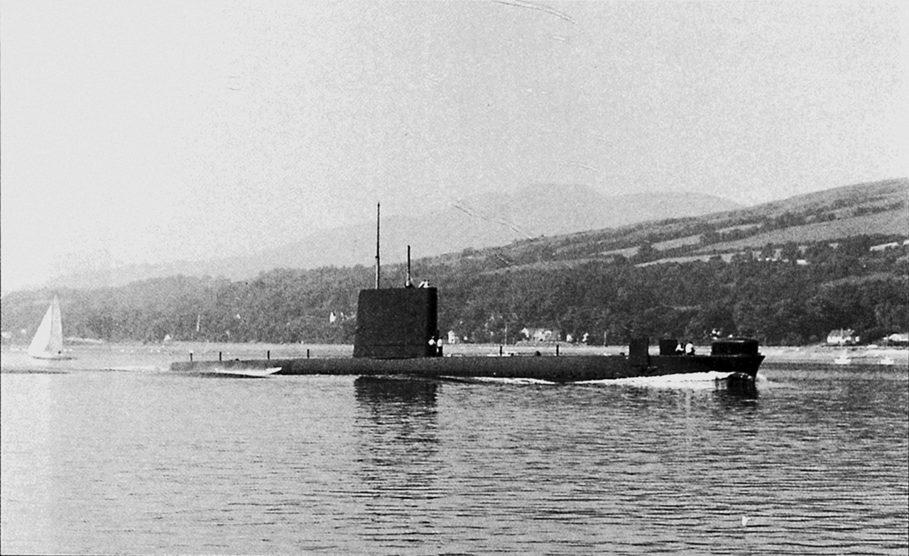 HMS Porpoise на пути вверх по озеру Гаре-Лох к базе подводных лодок в Клайде, 1978