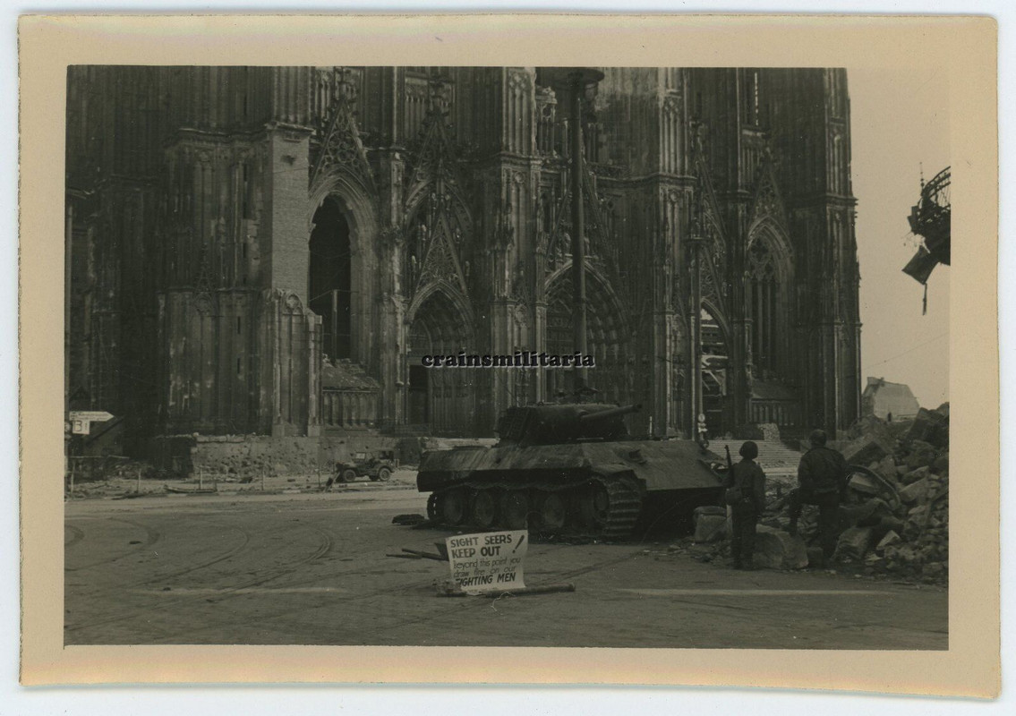 Orig. Foto zerstörte PANTHER Panzer V Tank bei Dom in KÖLN Rhein 1945 (1)