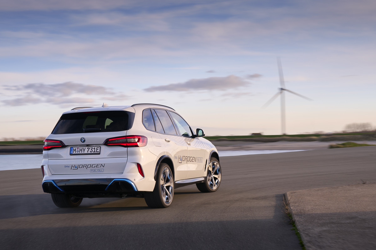 P90494344_highRes_bmw-ix5-hydrogen-on-