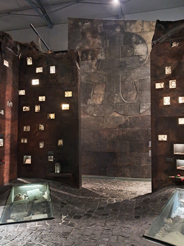 Varsovia 2024 la ciudad Fénix que resurgió de sus cenizas. - Blogs of Poland - Dia 2-Museo del alzamiento, museo Polin y gueto judío (11)