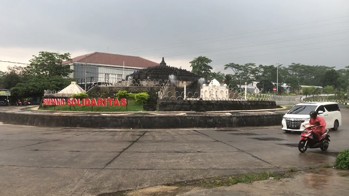 Simpang Solidaritas, destinasi di Boyolali yang memiliki sederet spot foto yang Instagramable. Lokasinya dekat hotel hingga tempat sewa mobil.