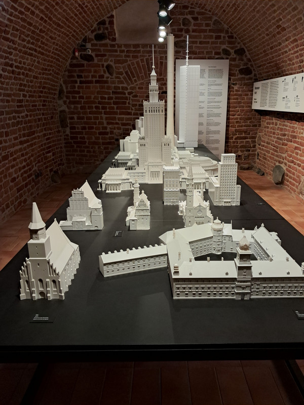 Varsovia 2024 la ciudad Fénix que resurgió de sus cenizas. - Blogs of Poland - Dia 1-Palacio Real, centro histórico y Free tour. (19)
