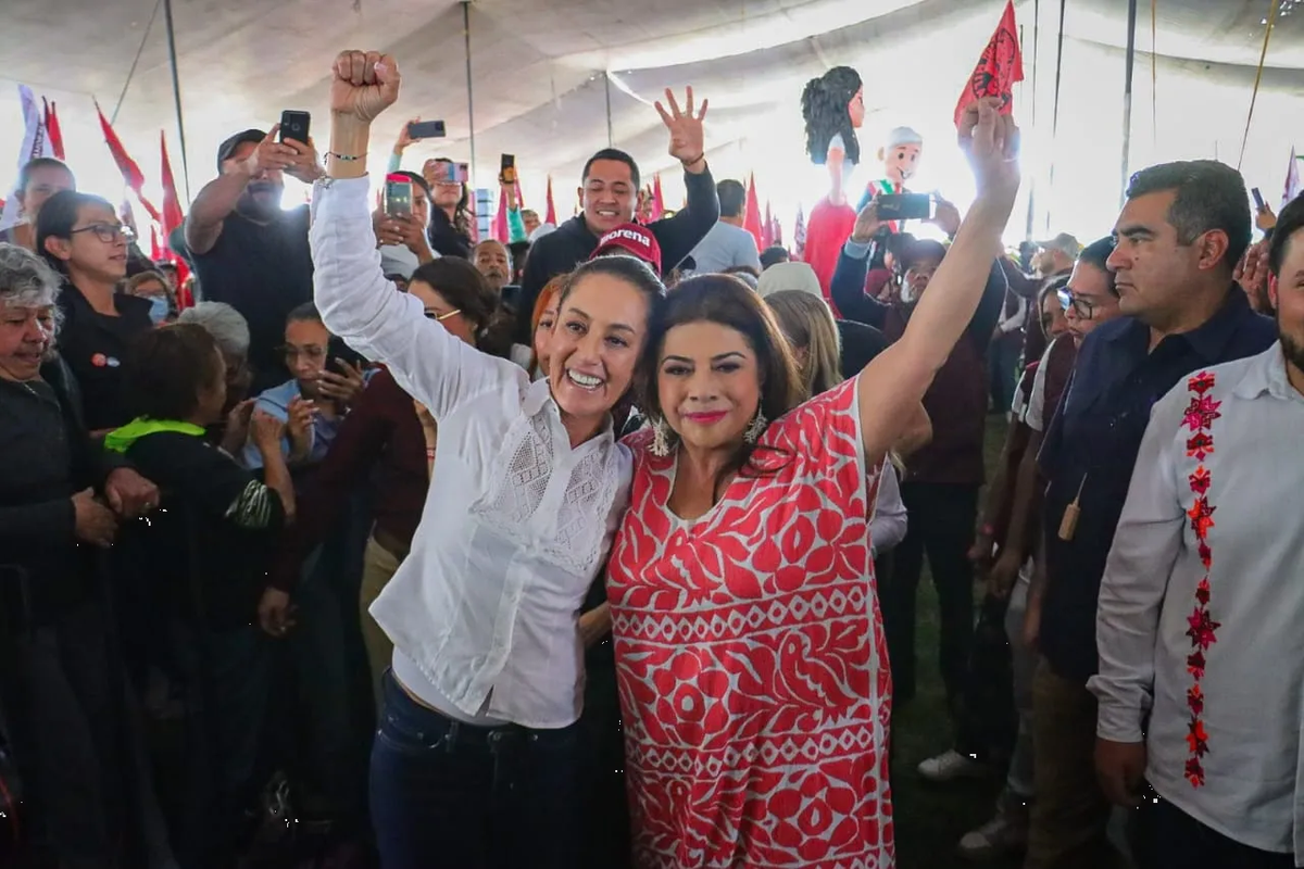 Brugada recibe constancia de precandidata única a la Jefatura de Gobierno