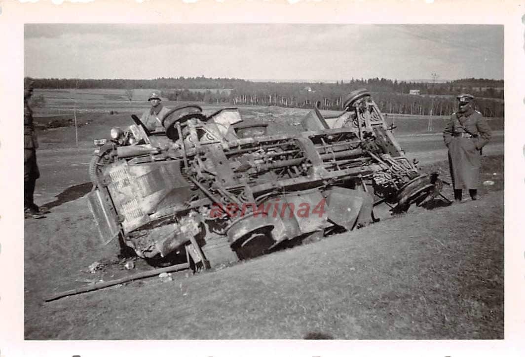 Kradmelser an zerstörten Panzerspähwagen bei Kro