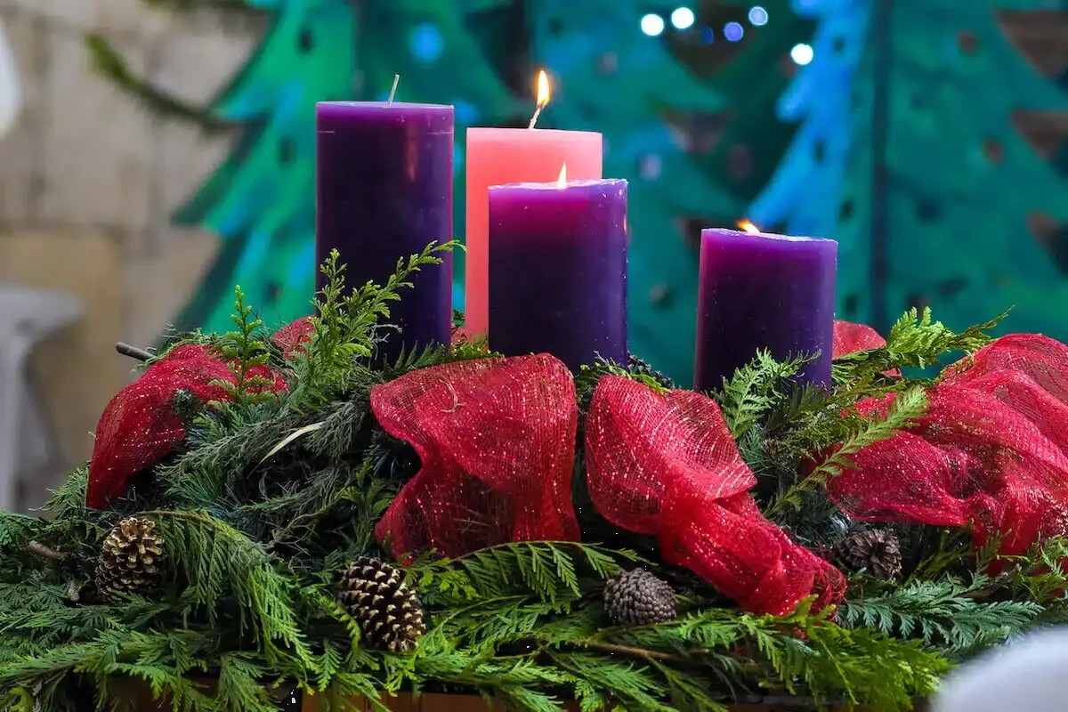 ¿Cuándo se debe encender las velas de la corona de Adviento?