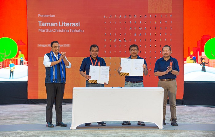 Gubernur Provinsi DKI Jakarta Anies Baswedan saat meresmikan revitalisasi Taman Literasi Martha Christina Tiahahu di Kebayoran Baru, Jakarta Selatan, pada Minggu (18/9/2022).