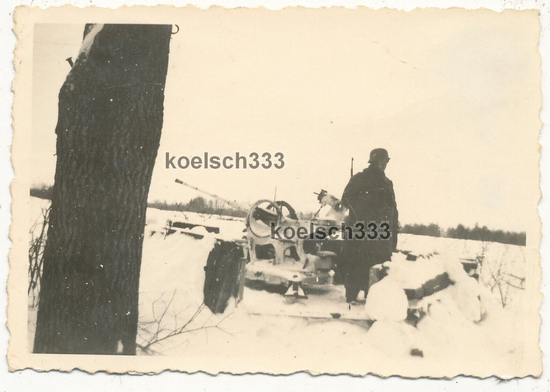 Foto Soldat der Luftwaffe am2cm Flak Geschütz mit Schneetarnung an der Ostfront