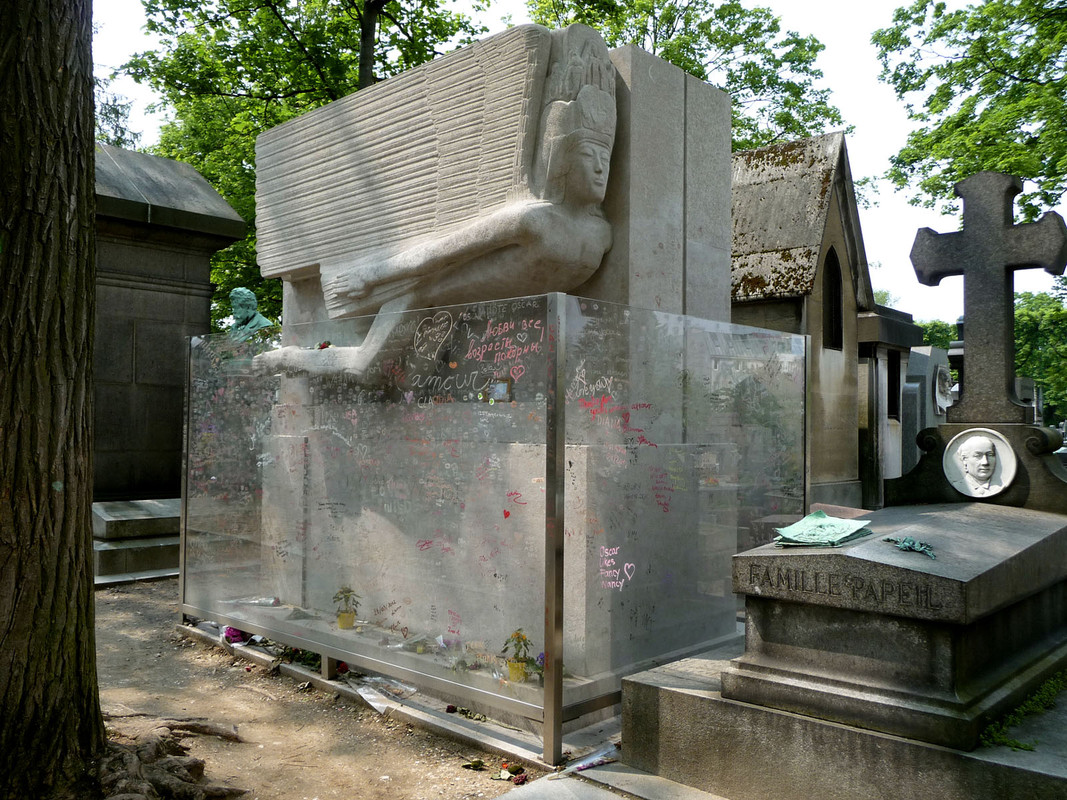 Tomb-of-Oscar-Wilde-P-re-Lachaise-cemetery-Paris-France
