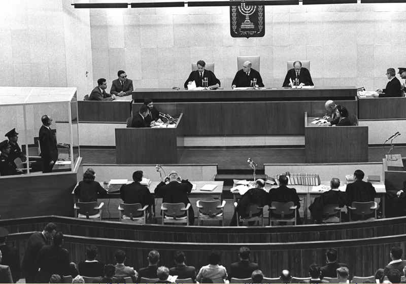 El acusado Adolf Eichmann de pie durante el proceso