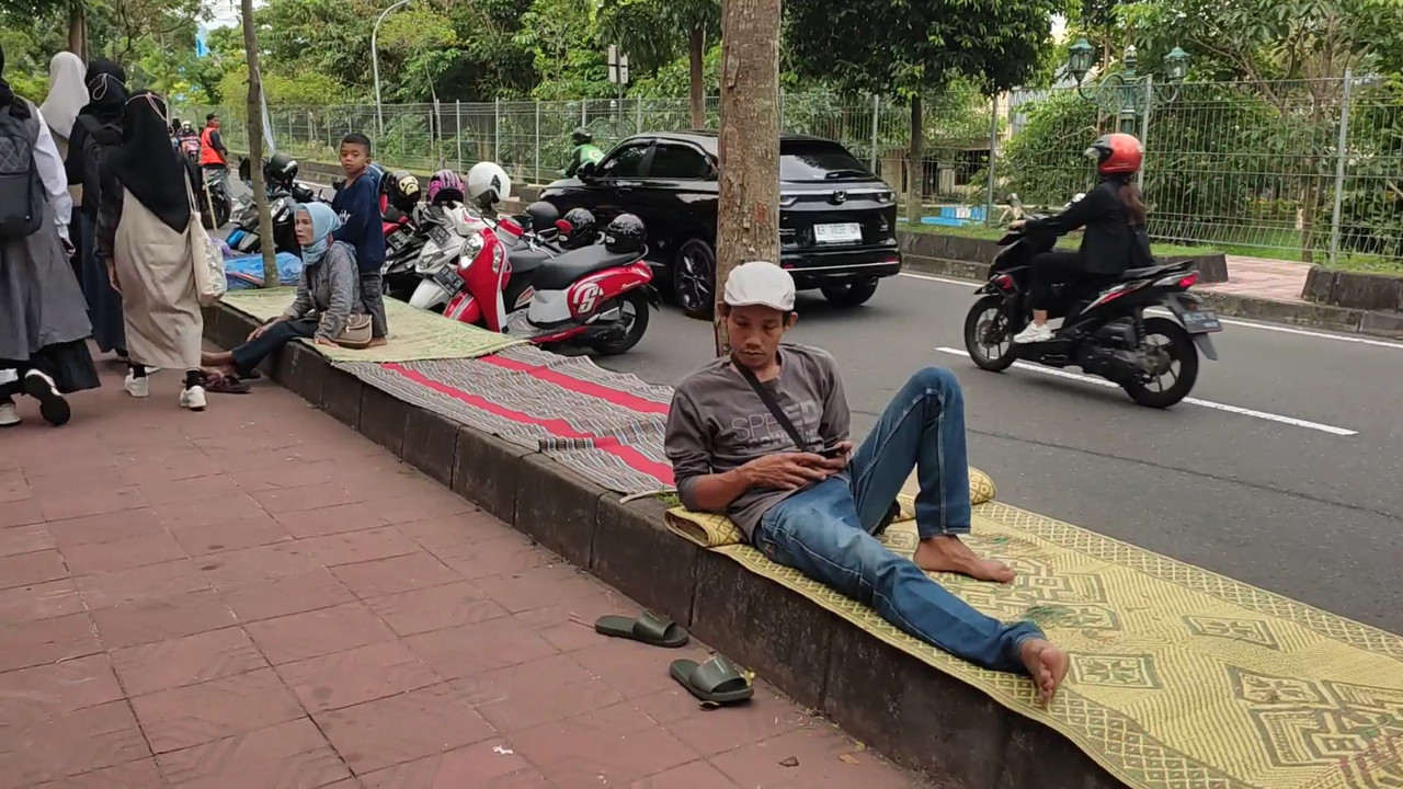 Suasana di sekitar Maskam UGM, tempat ngabuburit dan beruburu takjil di Jogja.
