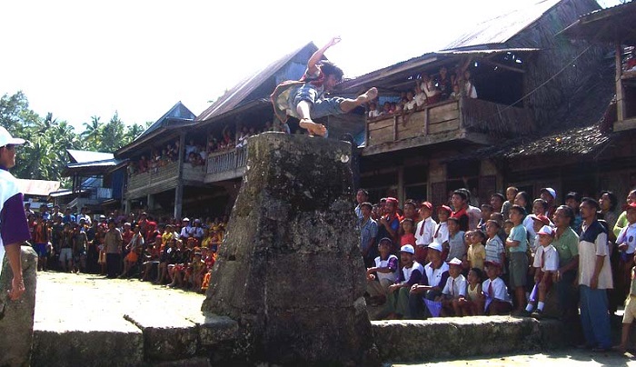 Tradisi lompat batu di Nias