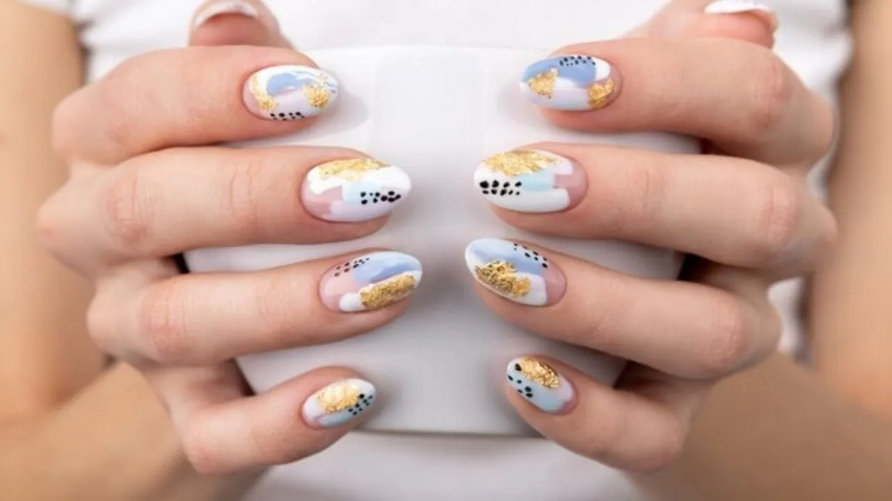 Celebra las fiestas de fin de año con estos diseños de uñas brillantes