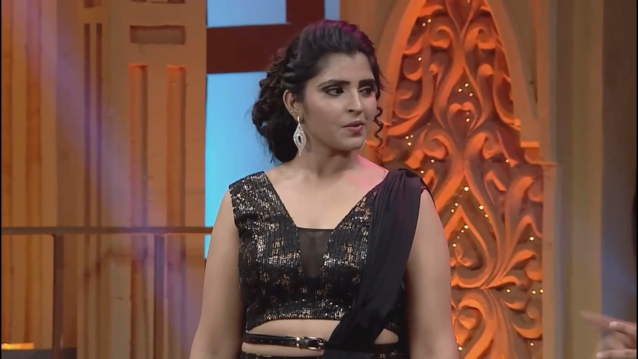 anchor shyamala  boobs in transparent dress