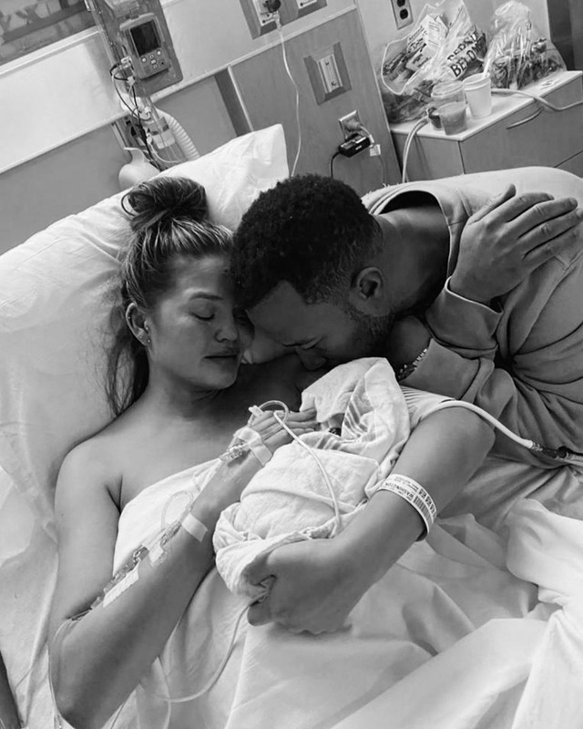 Chrissy Teigen dan John Legend berduka atas kehilangan putra mereka satu bulan setelah mengumumkan kehamilan mereka.