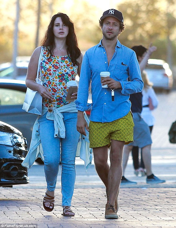 Del Rey and her boyfriend split