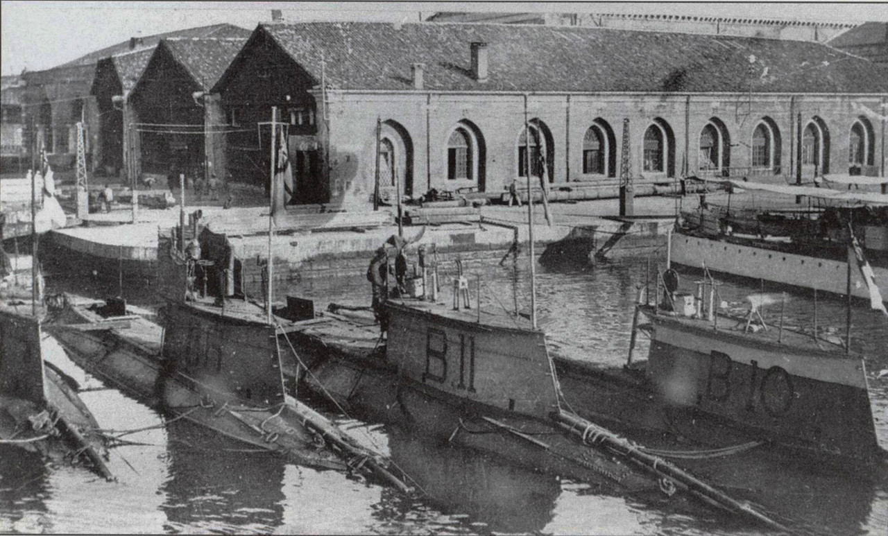 B.8, B.6, B.11 и B.10 в арсенале Венеции 1916