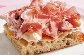 Focaccia pomodorini crudo e bufala
