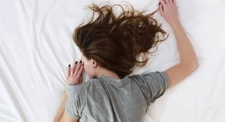 Πόνος στη μέση: Η στάση ύπνου που πρέπει να αποφεύγετε 888-13