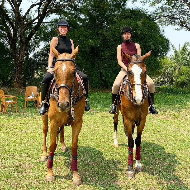 Nia Ramadhani dan Gitajanu berkuda