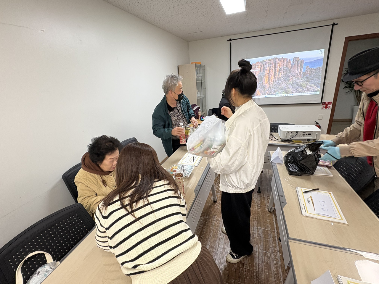 미술도구를 활용한 활동 모습