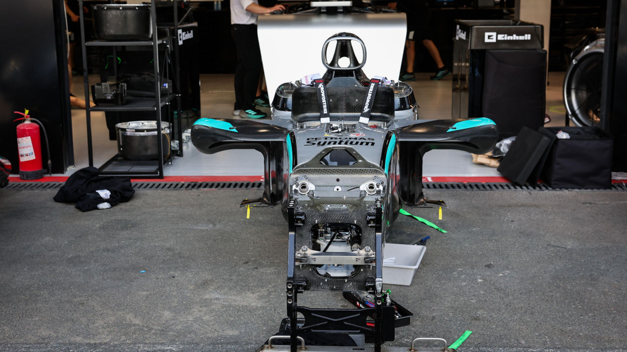 Mercedes-W16-chassis-outside-garage-3.jp