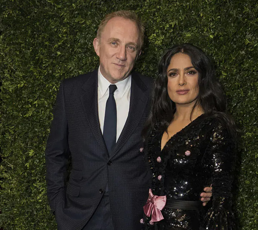 Salma Hayek con vestido de lentejuelas y junto a sus esposo deslumbran en Gucci