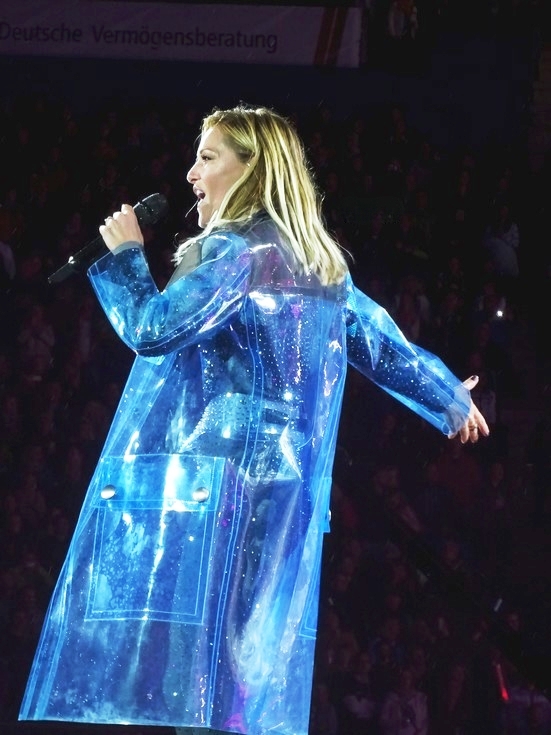 helenefischer(stadiontour2018)wearingashinyblueglass-clearvinylmac.(1)