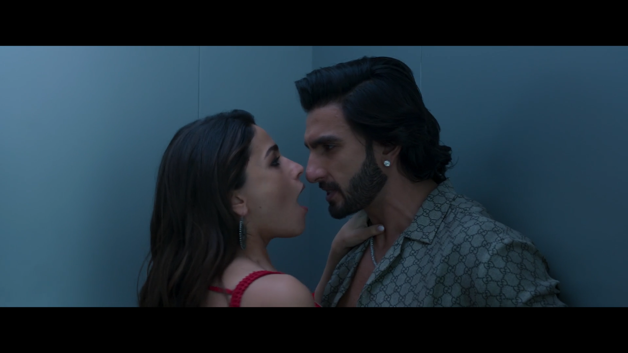 Rocky Aur Rani Kii Prem Kahaani 2023 - by Telly - VLC media player 08-09-2023 14_05_35