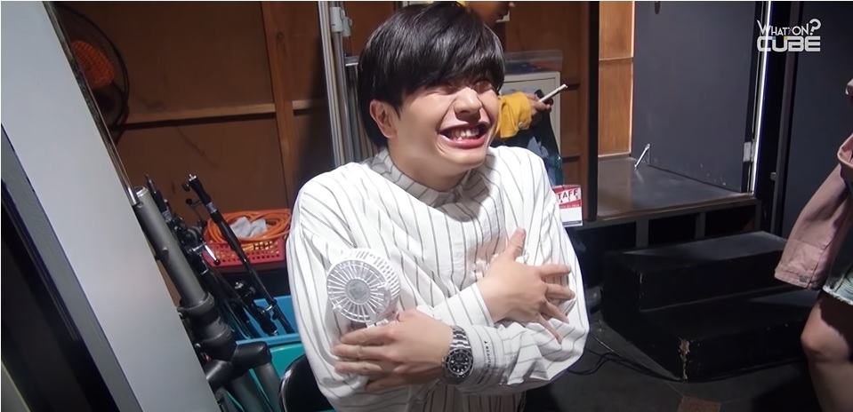 Still like imitating Eunkwang's laugh