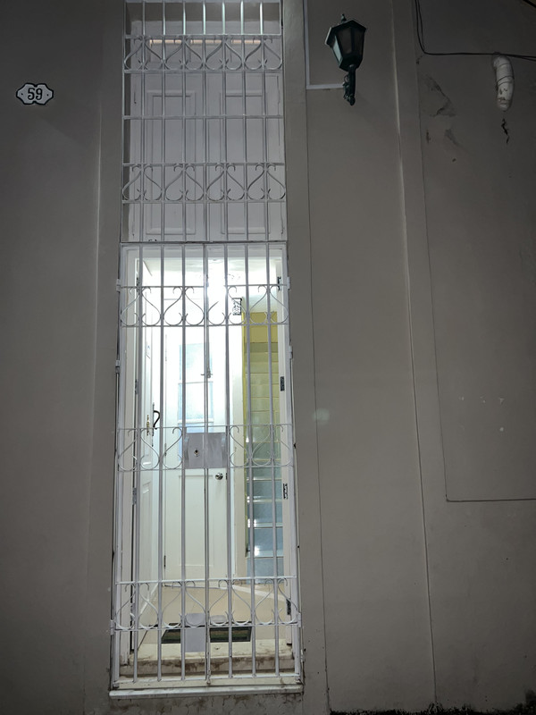 Detalle arquitectónico de la entrada principal de Terrazas de Bayona